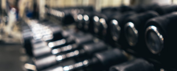 普拉提核心训练课程 - 学员在教练指导下进行精准动作练习